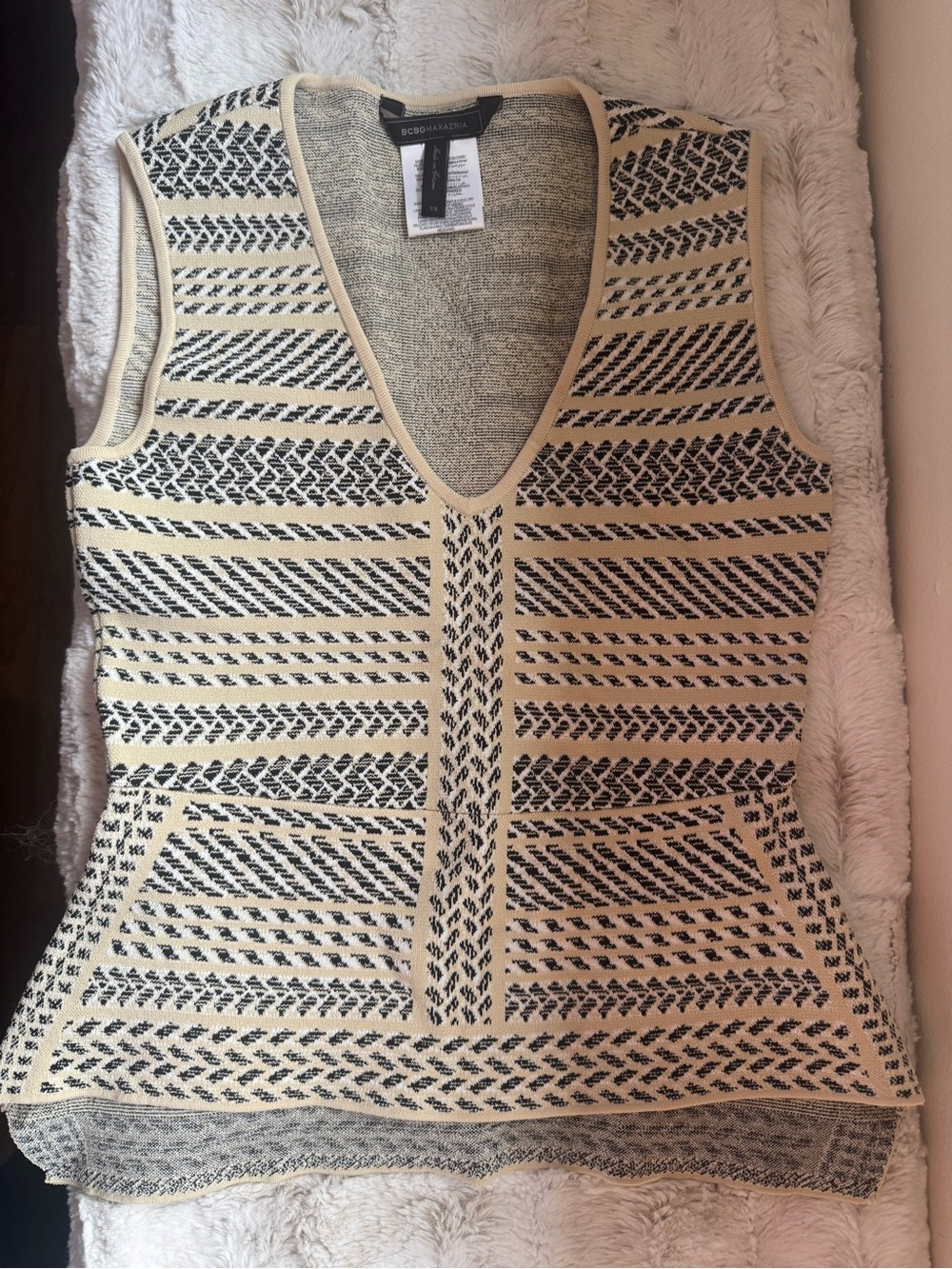 BCBGMaxAzria Cream and Black Patterned Knit V-Neck Tank